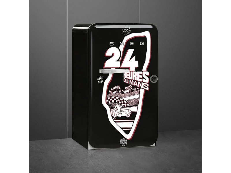 Smeg FAB10RDLM6 чёрный — трёхмерная форма и габариты, вид с угла в интерьере