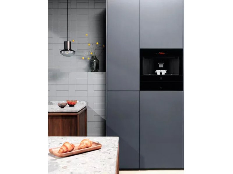 Встраиваемая кофемашина Electrolux EBC85H черный