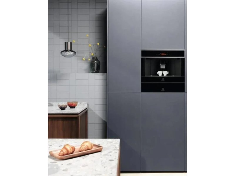 Встраиваемая кофемашина Electrolux EBC85X черный