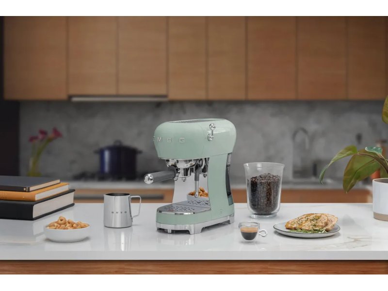 Кофемашина Smeg ECF02PGEU зеленый