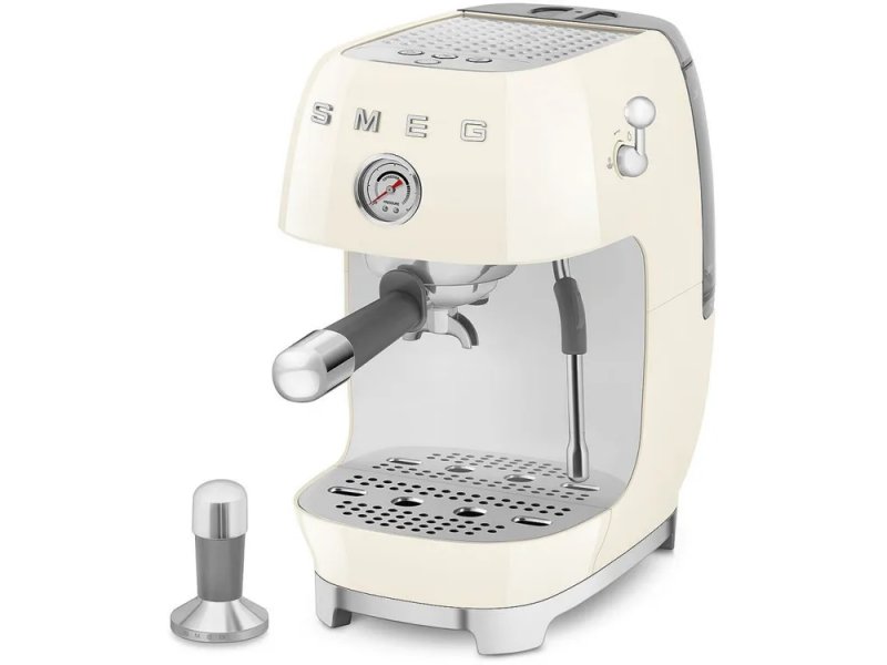 Smeg ECF03CREU кремовый — вид спереди, рожковая кофемашина в ретро-стиле с манометром и паровой трубкой