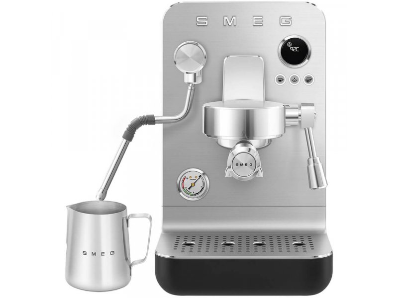 Smeg EMC02BLMEU — комплектация с металлическим питчером для молока