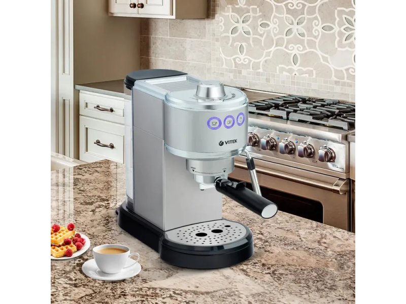 Vitek VT-1515 в интерьере кухни на столешнице рядом с чашкой эспрессо