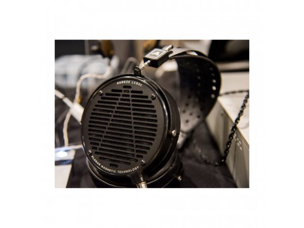 Наушники Audeze LCD2с (с кейсом, вер.2021) Наушники Audeze LCD2с (с кейсом, вер.2021)