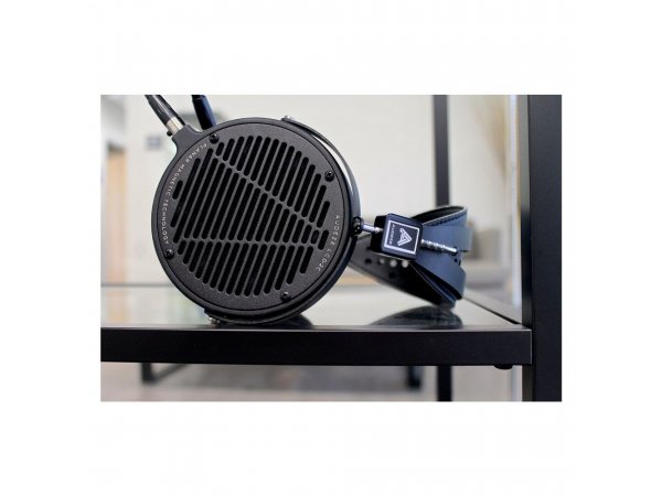 Наушники Audeze LCD2с (с кейсом, вер.2021) Наушники Audeze LCD2с (с кейсом, вер.2021)