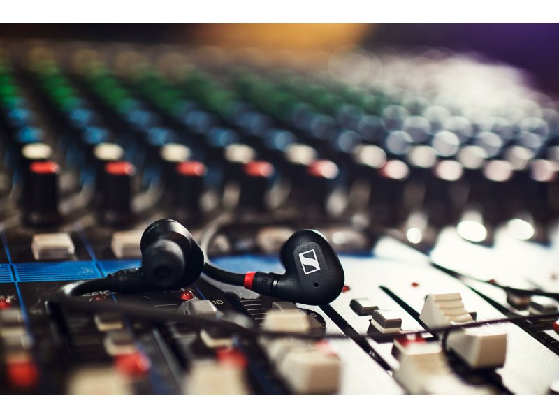Sennheiser IE 100 Pro — наушник на ухе музыканта, демонстрация посадки и фиксации кабеля