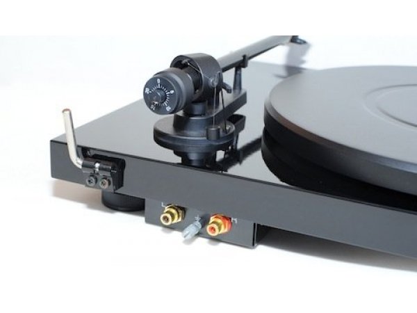 Виниловый проигрыватель Pro-Ject Debut Carbon DC