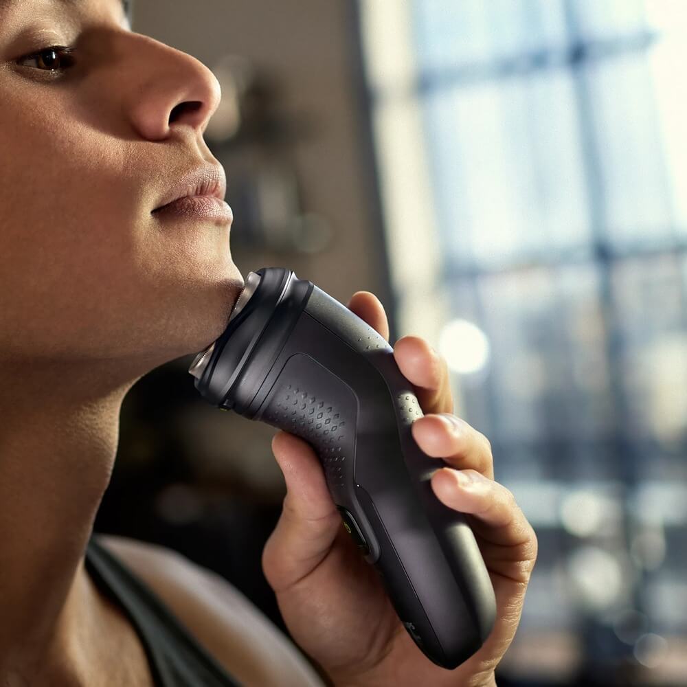 Philips X3021/00 в руке &mdash; корпус с нескользящей вставкой, вид сбоку