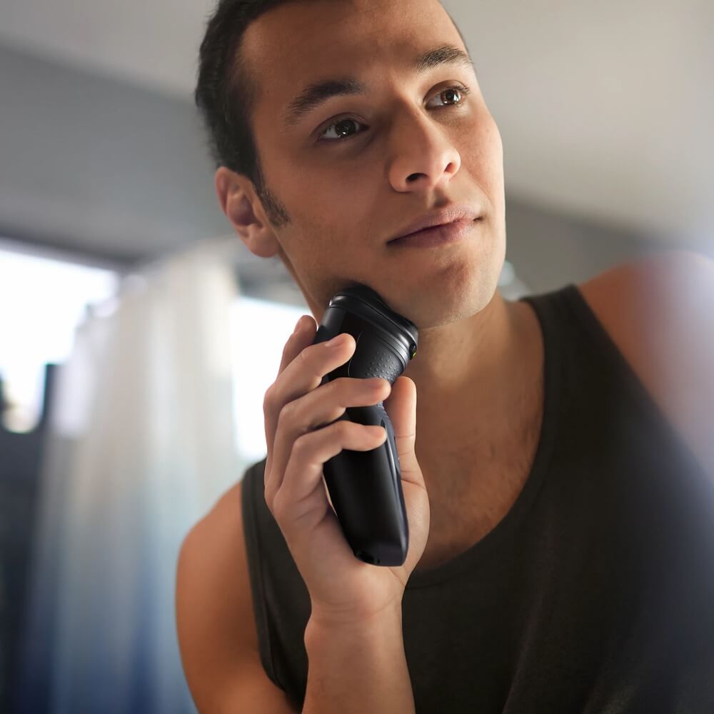 Philips X3021/00 у лица &mdash; эргономика и удобство захвата при бритье