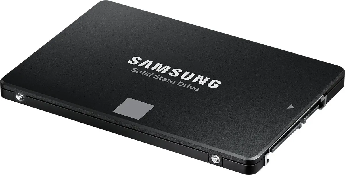Samsung 870 EVO 2TB изометрический вид — крепления и порт SATA