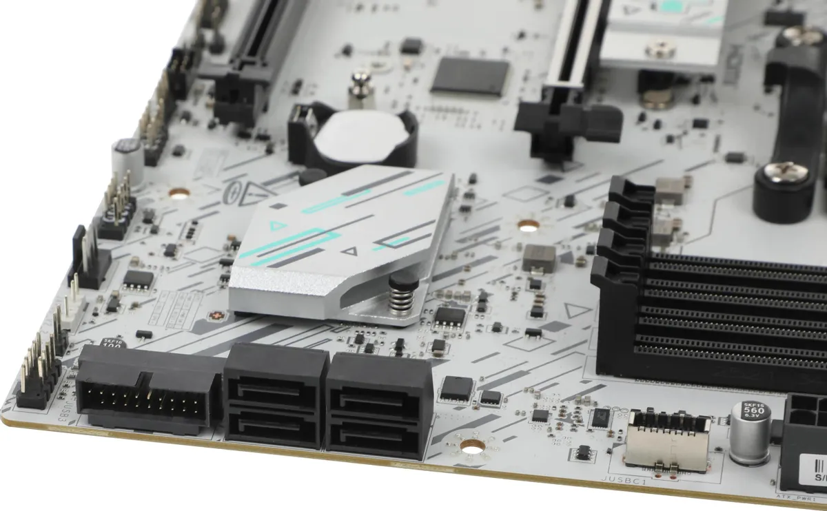 GIGABYTE B840M Gaming Plus WiFi6E разъёмы SATA, слоты M.2, USB и питание — детальный вид