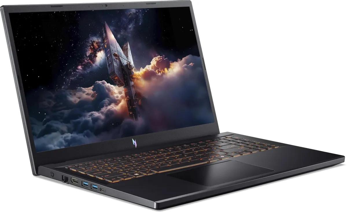 Acer Nitro V 15 ANV15-52-92DD вид спереди под углом с оранжевой подсветкой клавиатуры