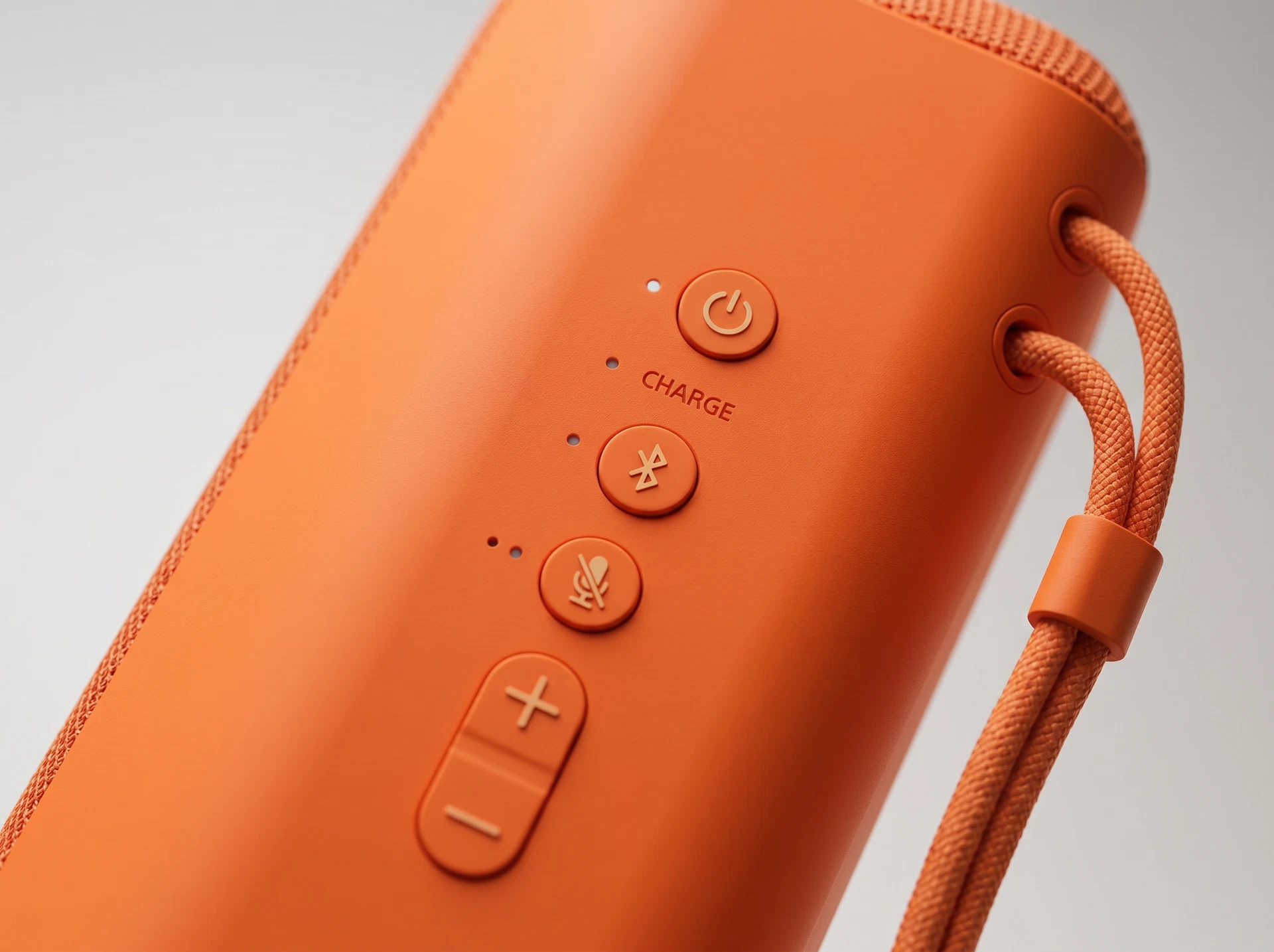 Sony SRS-XE200 оранжевый — детали корпуса, тканевая отделка, кнопки управления