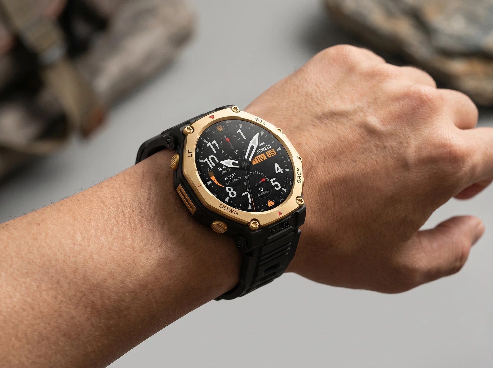Amazfit T-Rex 3 Pro A2444 в интерьере — защищённые умные часы с золотистым корпусом на руке