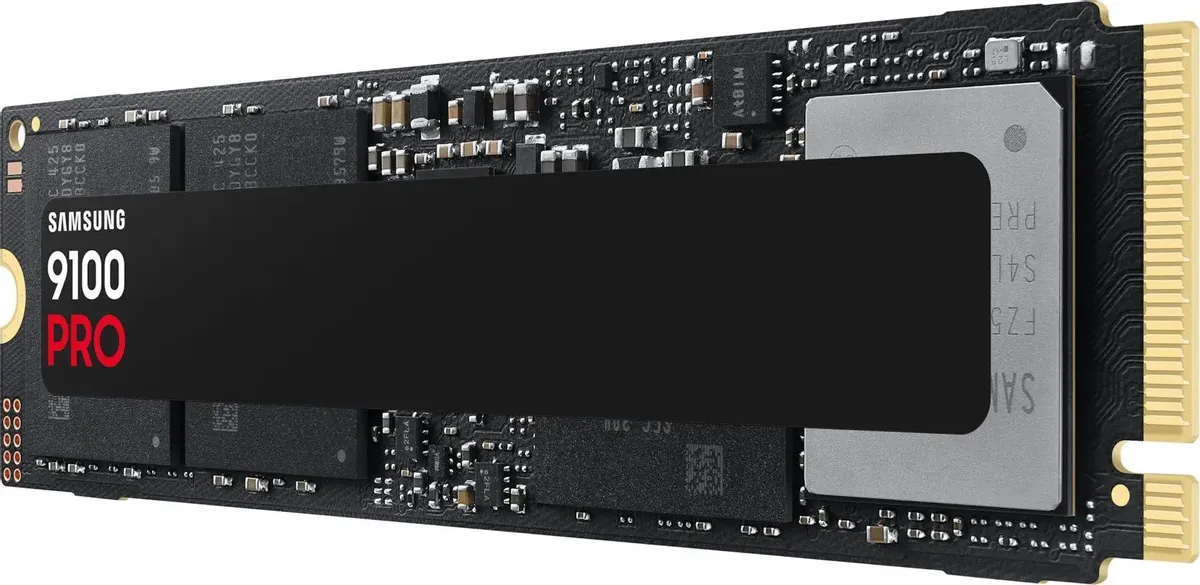Samsung 9100 PRO M.2 NVMe вид под углом — радиатор, чипы памяти и контроллер