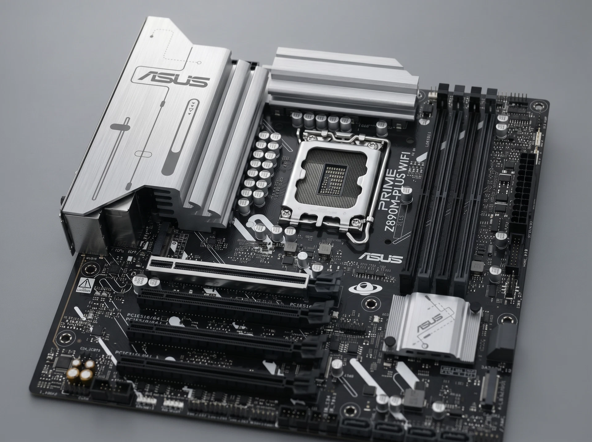 ASUS Prime Z890M-Plus WiFi в компактном mATX корпусе — расположение радиаторов VRM и слотов расширения