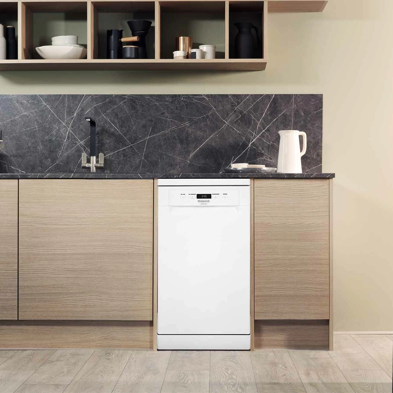 Beko BDFS26120WQ узкая посудомоечная машина в кухонном интерьере с деревянными фасадами