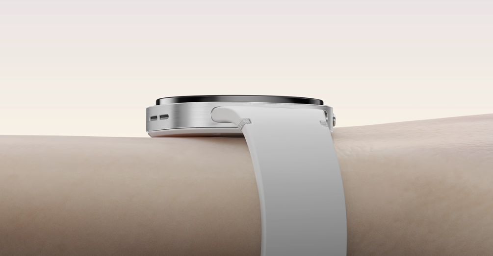 Samsung Galaxy Watch8 44 мм серебристый &mdash; боковой профиль с кнопками и портами на грани корпуса