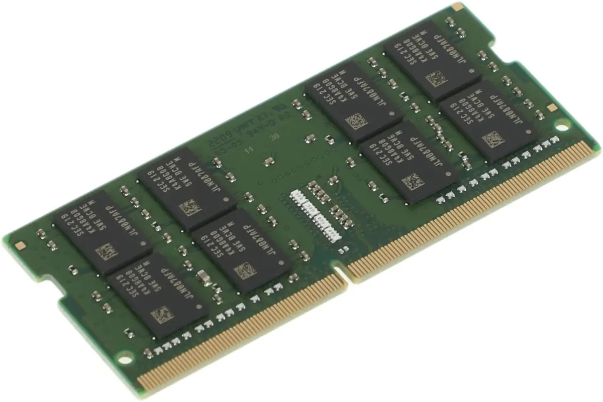 Kingston KVR32S22D8/16 DDR4 SODIMM 16 ГБ — вид в перспективе, четыре чипа памяти и золотые контакты