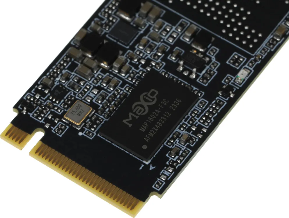 AMD Radeon R3 512GB M.2 NVMe SSD — вид под углом, золотой PCIe-разъём и микросхемы памяти