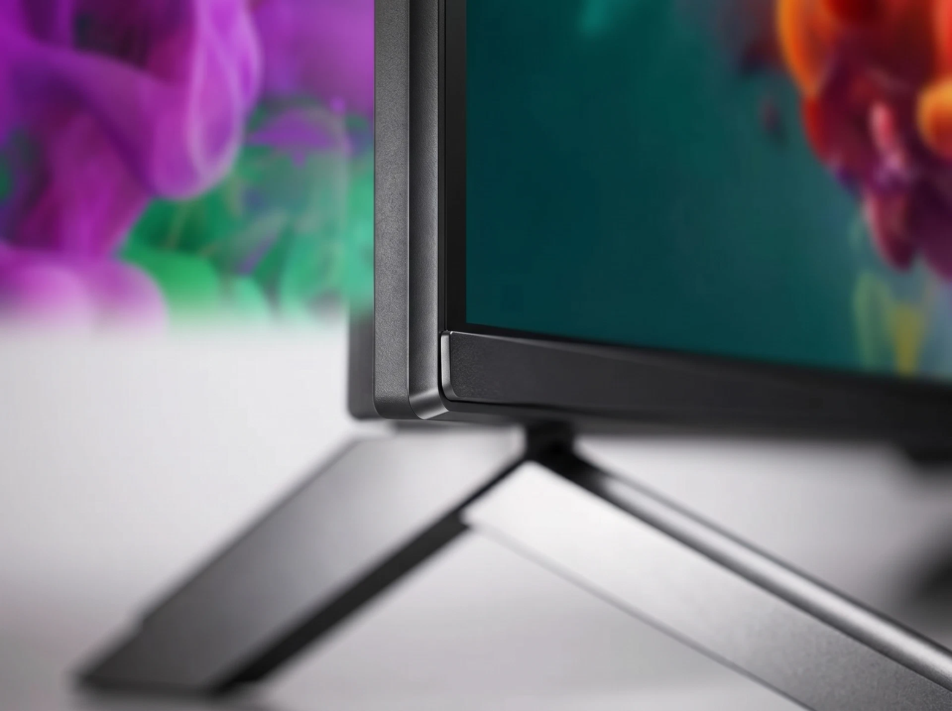 LG 55QNED85B6C в интерьере &mdash; телевизор на подставке в современной гостиной