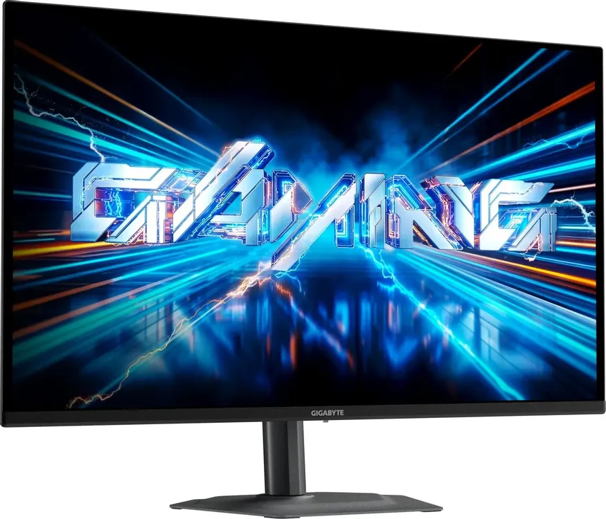 Gigabyte GO27Q24A EK вид спереди под углом на подставке с игровым контентом на экране