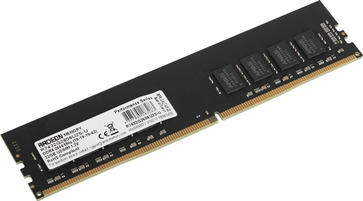 AMD Radeon R7 Performance R7432G2606U2S-U модуль DDR4 32GB под углом — золотистые контакты и микросхемы памяти