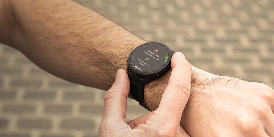 Garmin Forerunner 55 на запястье — посадка корпуса 42 мм, вид спереди с данными на экране