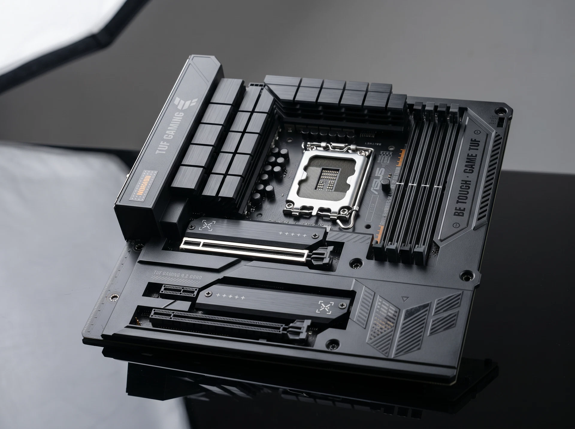 Материнская плата Asus Tuf Gaming B760m-btf Wifi, Socket LGA 1700, Intel B760, mATX, RTL [90MB1G50-M0EAY0] - фото в интерьере