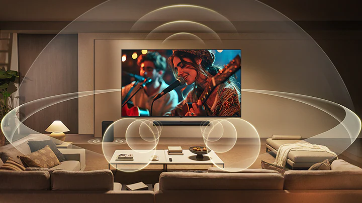 LG QNED evo AI QNED80 Mini LED с функцией WOW Orchestra показывает музыкантов на экране, а многослойные звуковые волны с телевизора и звуковой панели под ним заполняют гостиную, создавая синхронизированное объемное звучание.