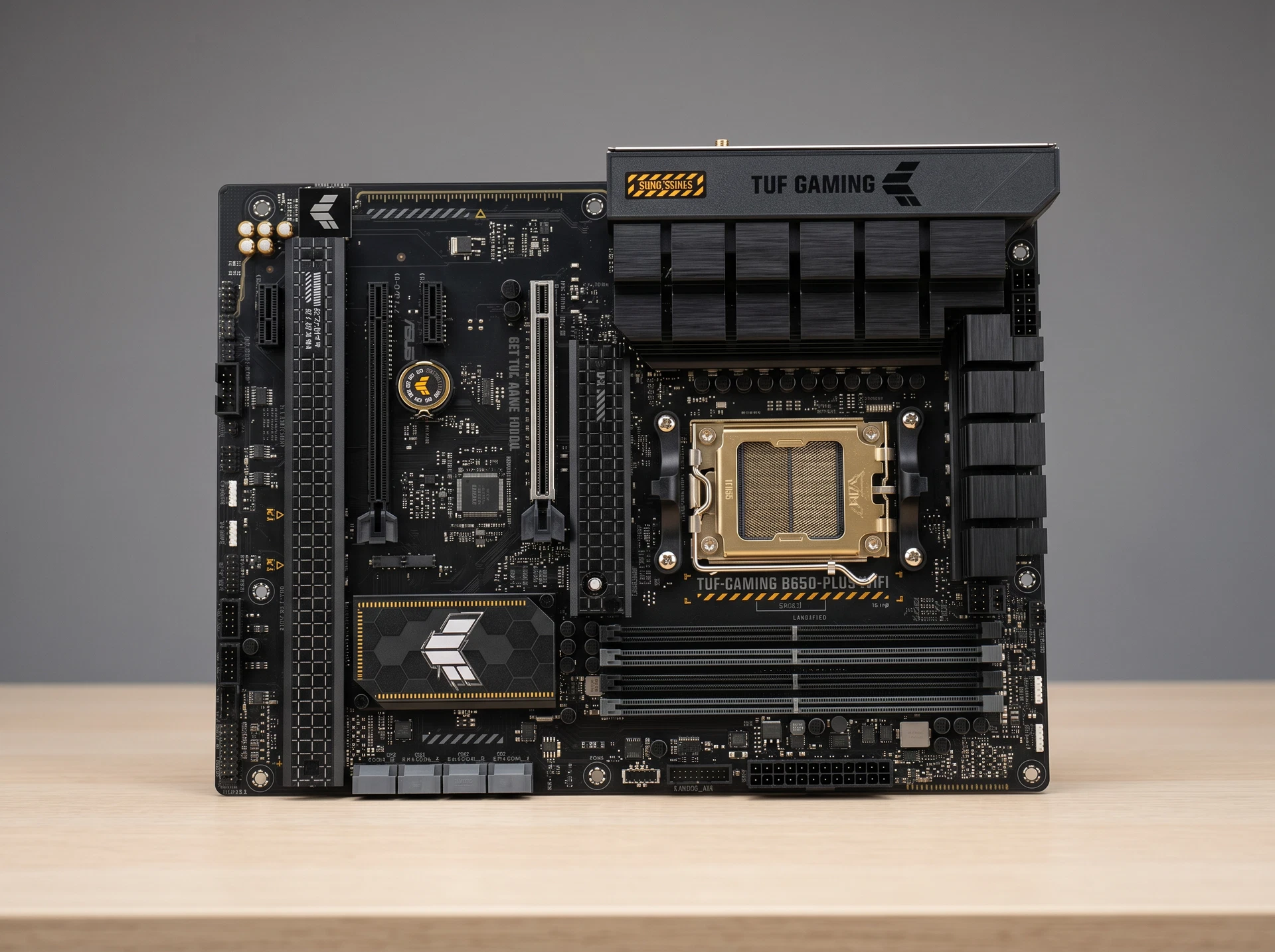 Материнская плата Asus Tuf Gaming B650-plus Wifi, Socket AM5, AMD B650, ATX, RTL [90MB1BZ0-M0EAY0] - фото в интерьере