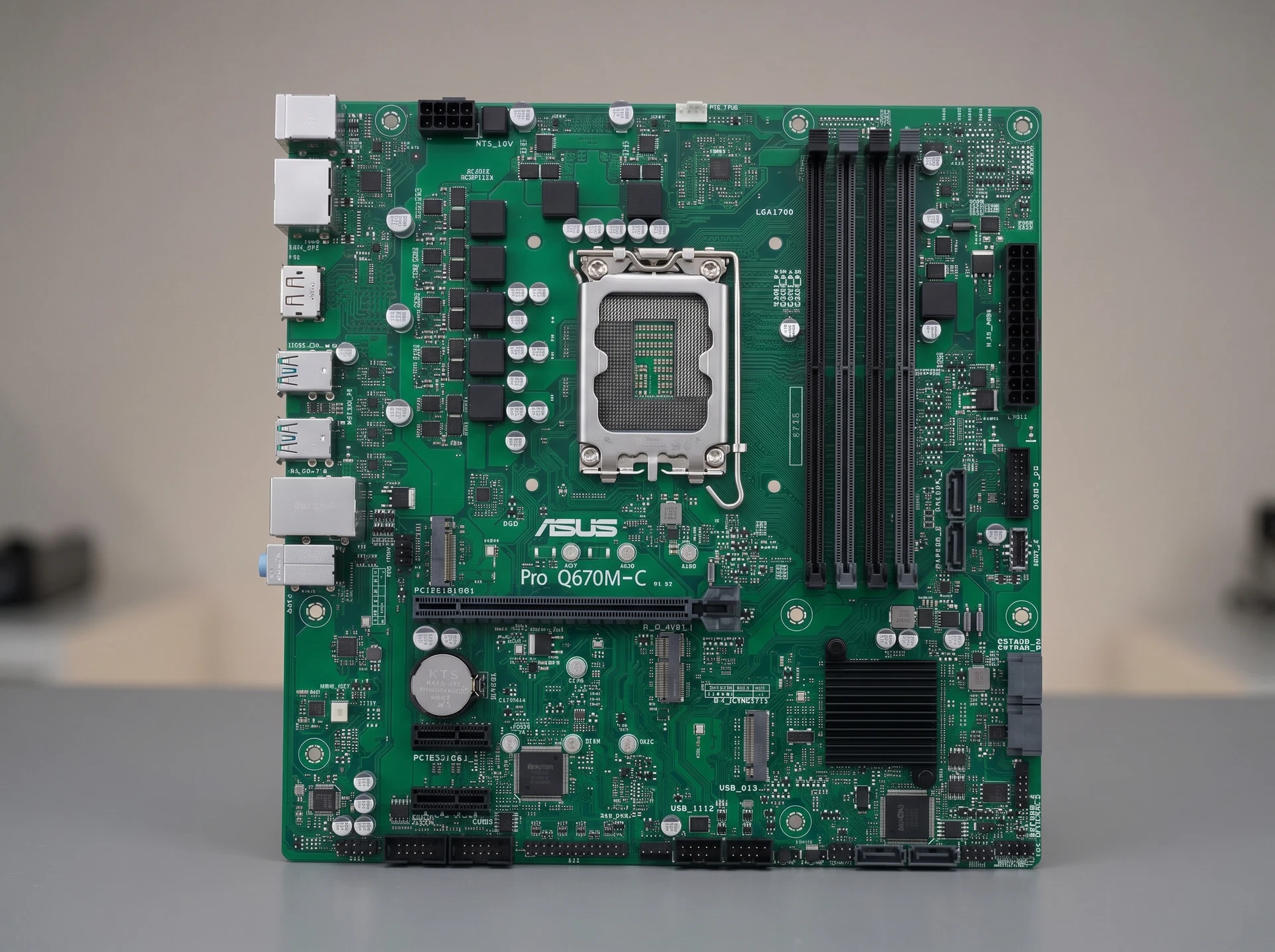 Материнская плата Asus Pro Q670M-C-CSM, Socket LGA 1700, Intel Q670, mATX, RTL [90MB19E0-M2EAYC] - фото в интерьере