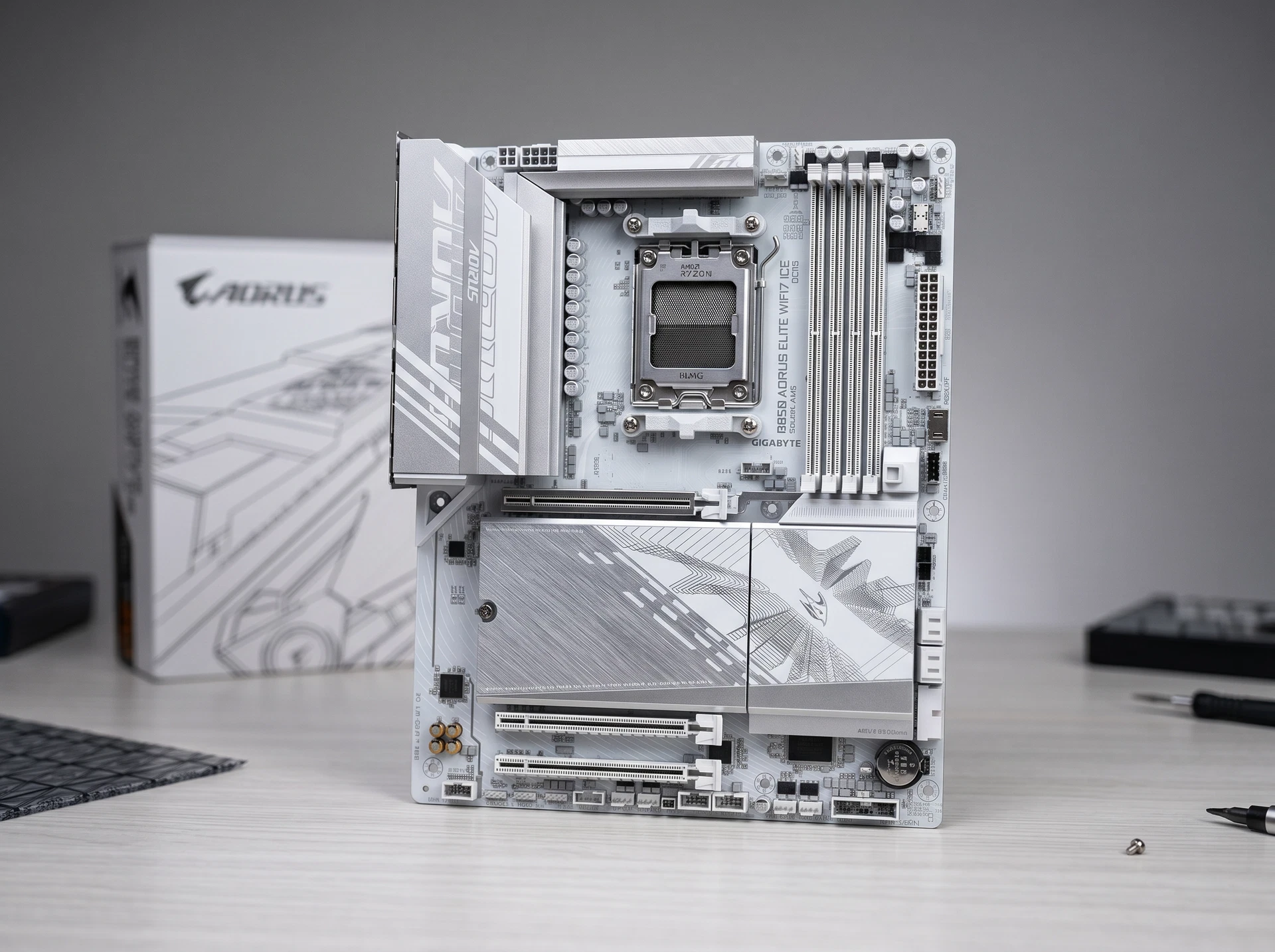 Материнская плата Gigabyte B850 Aorus Elite Wifi7 Ice, Socket AM5, AMD B850, ATX, RTL - фото в интерьере