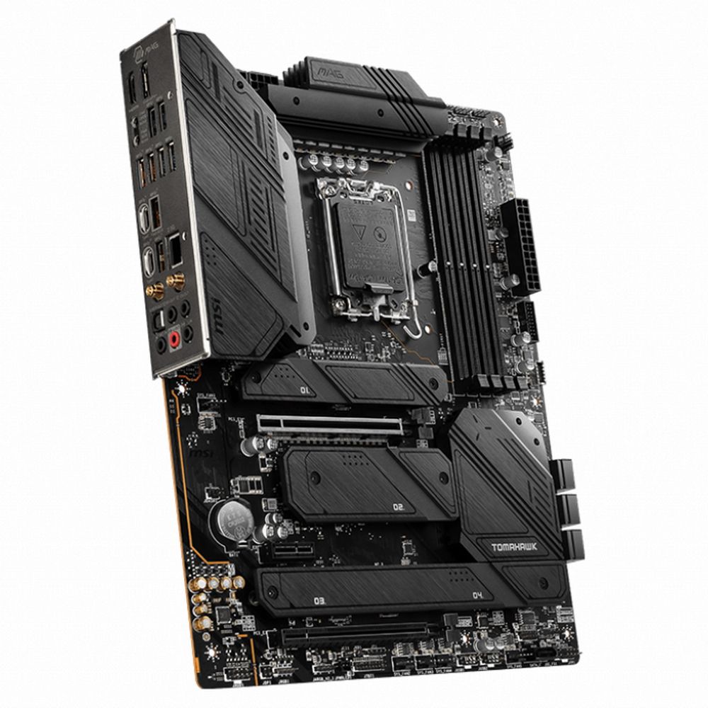 MSI MAG Z790 Tomahawk WiFi слоты M.2 и PCIe разъёмы крупным планом