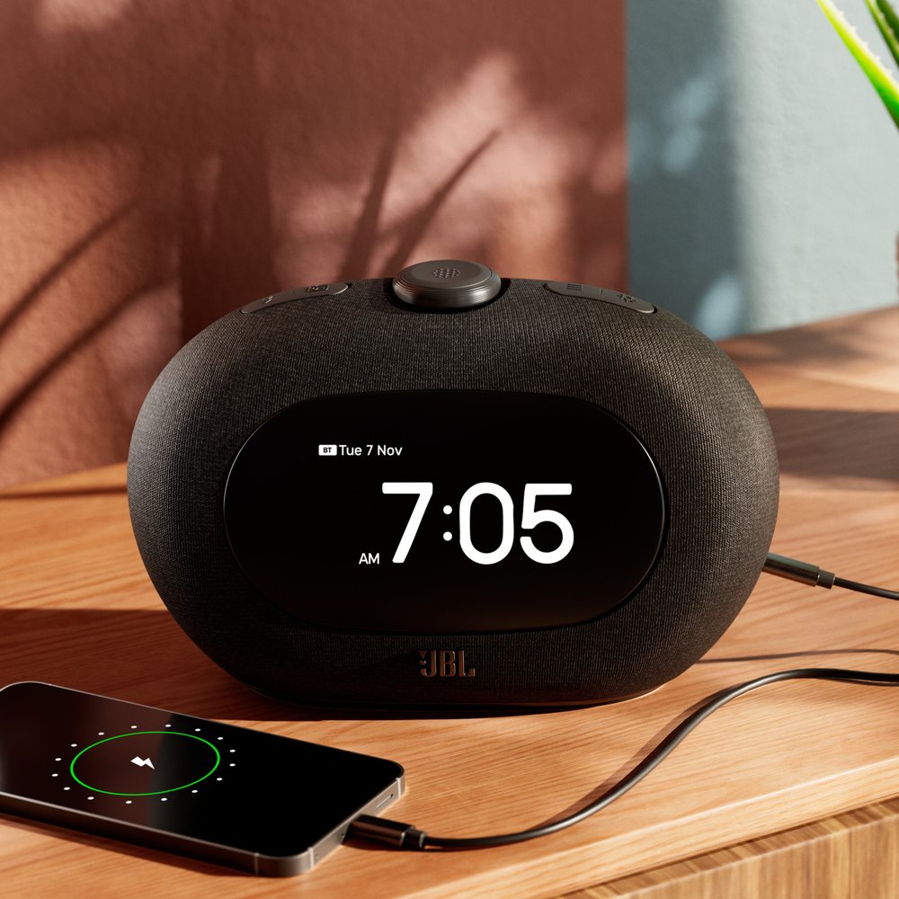 JBL Horizon 3 Black дисплей показывает время и дату рядом со смартфоном на деревянной поверхности