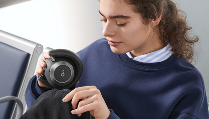 Soundcore Space One Pro в сложенном виде &mdash; компактная упаковка FlexiCurve для переноски