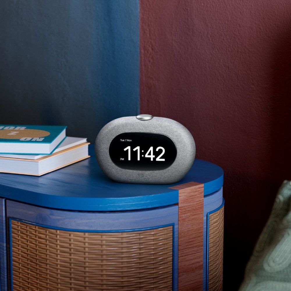 JBL Horizon 3 Grey на прикроватном столике с включённым дисплеем времени и даты