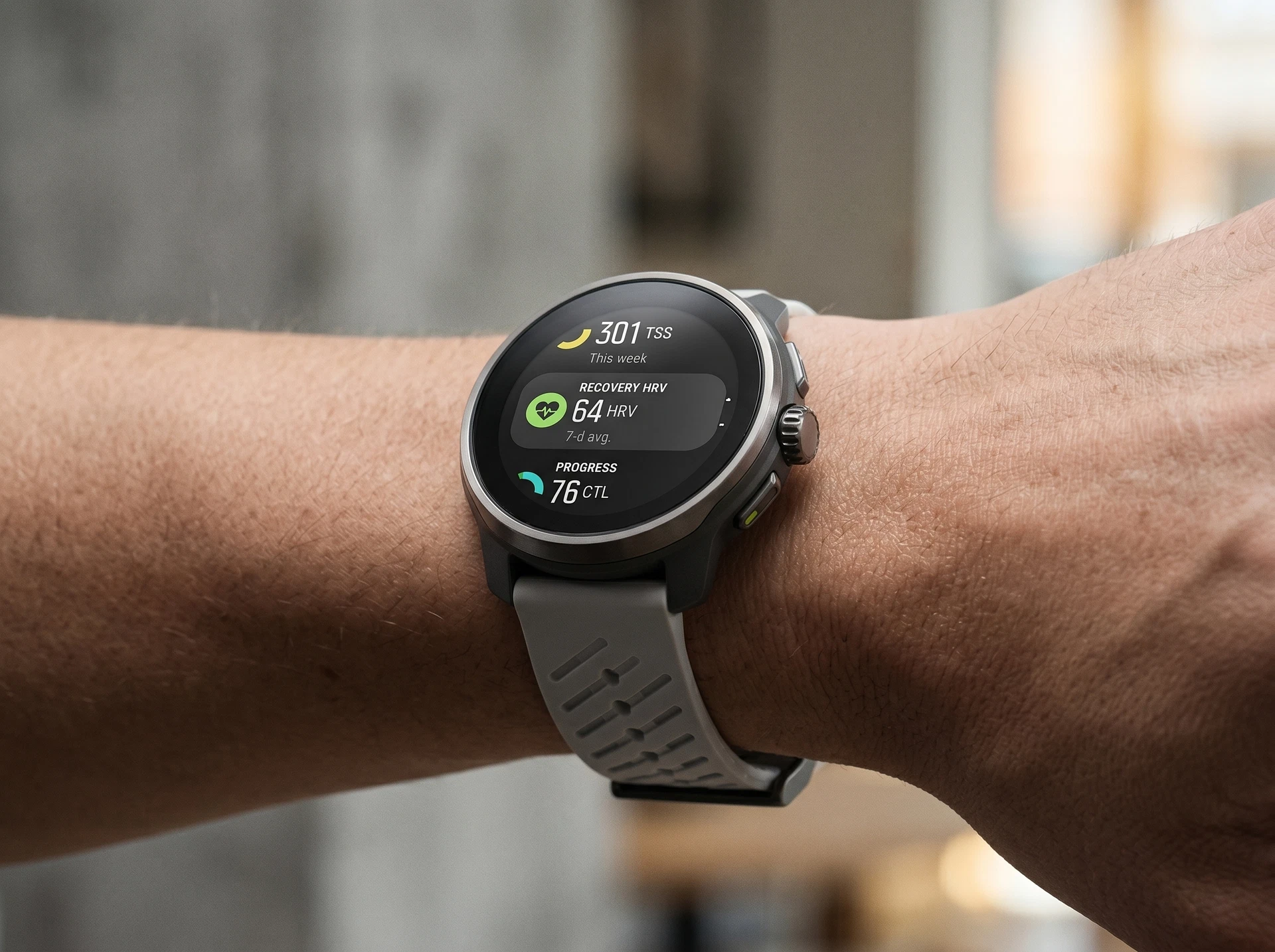 Suunto Race S серый — на запястье во время тренировки, экран показывает пульс и темп