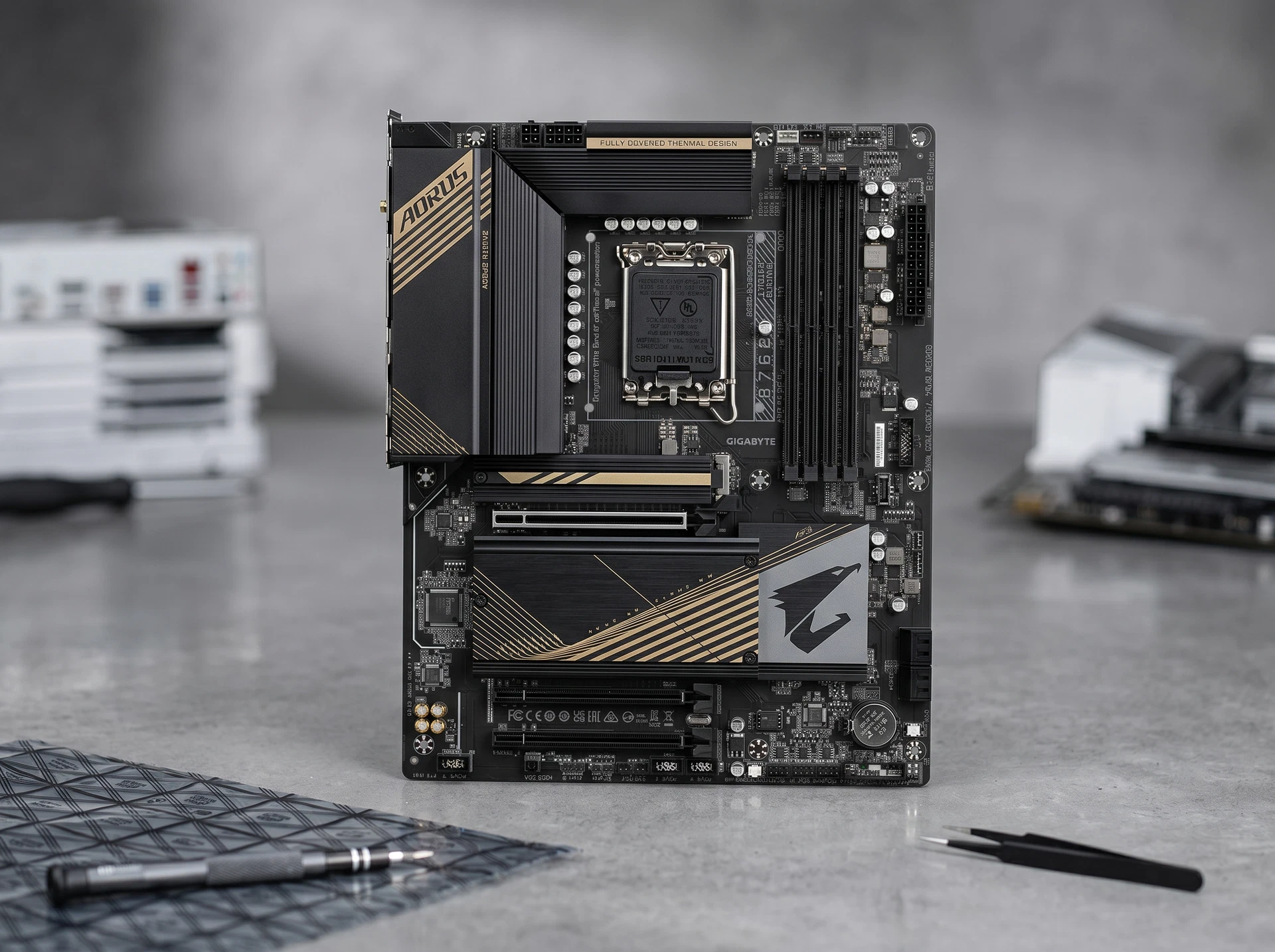 Материнская плата Gigabyte Bad Pack B760 Aorus Elite Ax, Socket LGA 1700, Intel B760, ATX, RTL - фото в интерьере