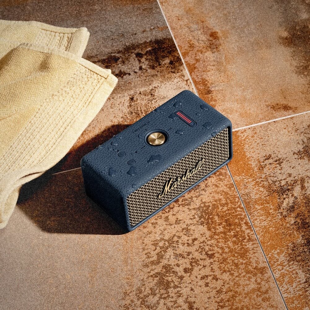 Marshall Emberton III Midnight Blue боковой вид &mdash; компактный корпус и элементы управления