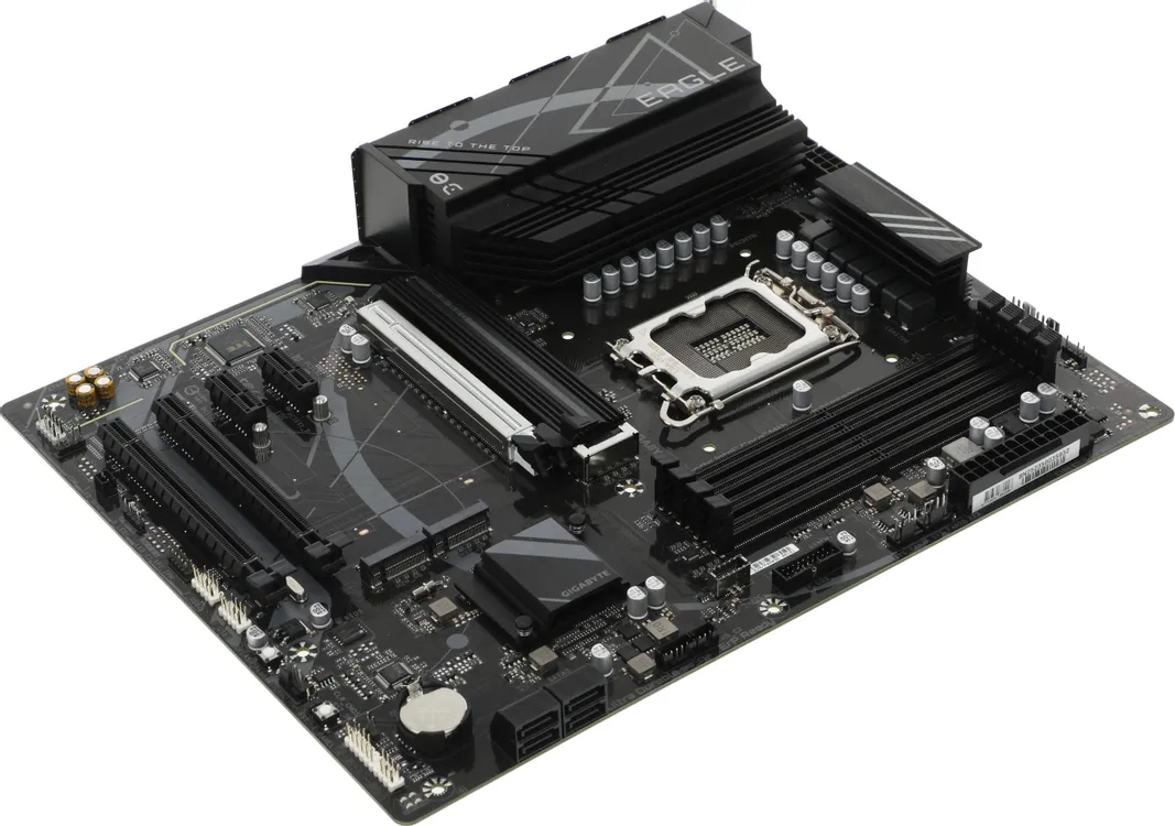 Gigabyte Z790 Eagle AX слоты DDR5 и зона VRM крупный план