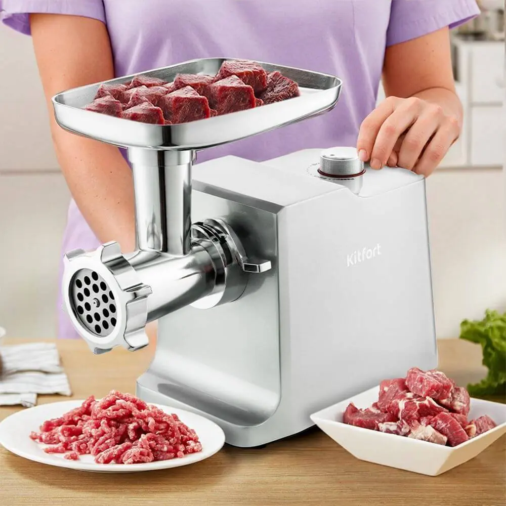Moulinex KT-2108 в работе — подача мяса через лоток, готовый фарш