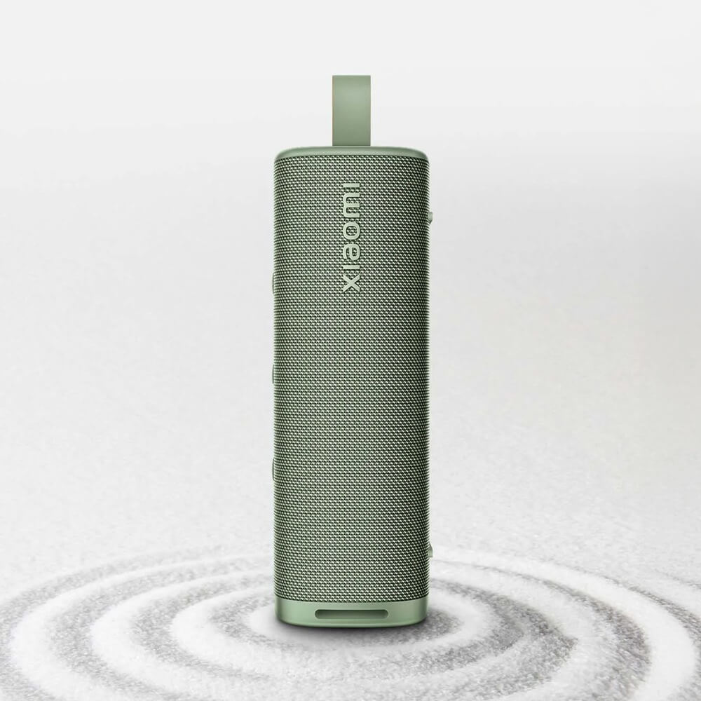 Xiaomi Sound Outdoor S29D зелёная цилиндрическая портативная колонка вид спереди