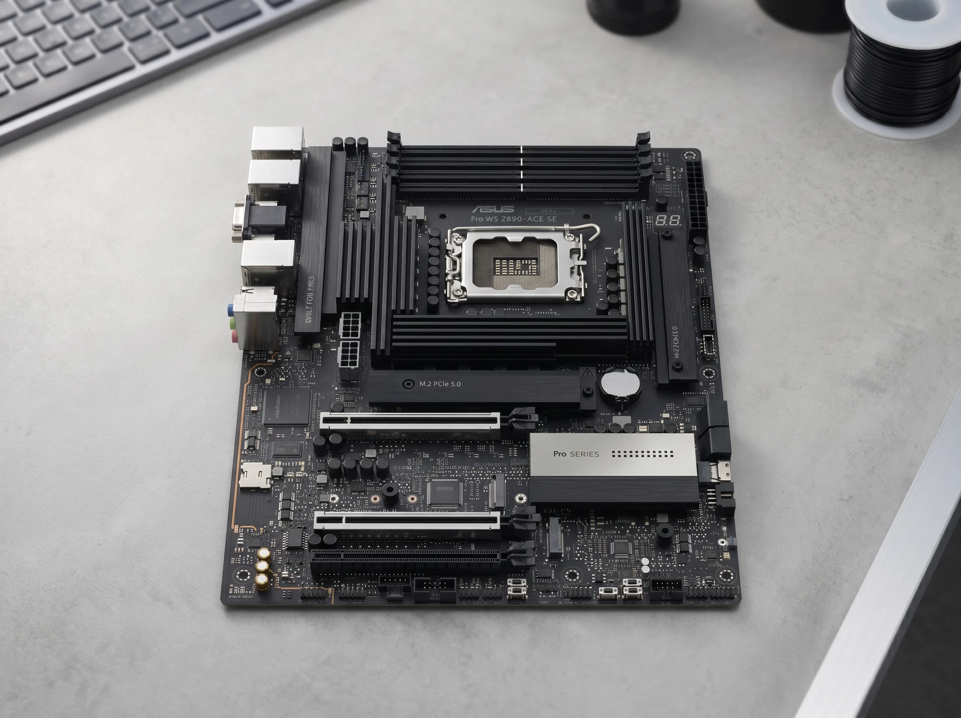 Материнская плата Asus Pro WS Z890-ACE SE, Socket LGA 1851, Intel Z890, ATX, RTL [90MB1JC0-M0EAY0] - фото в интерьере