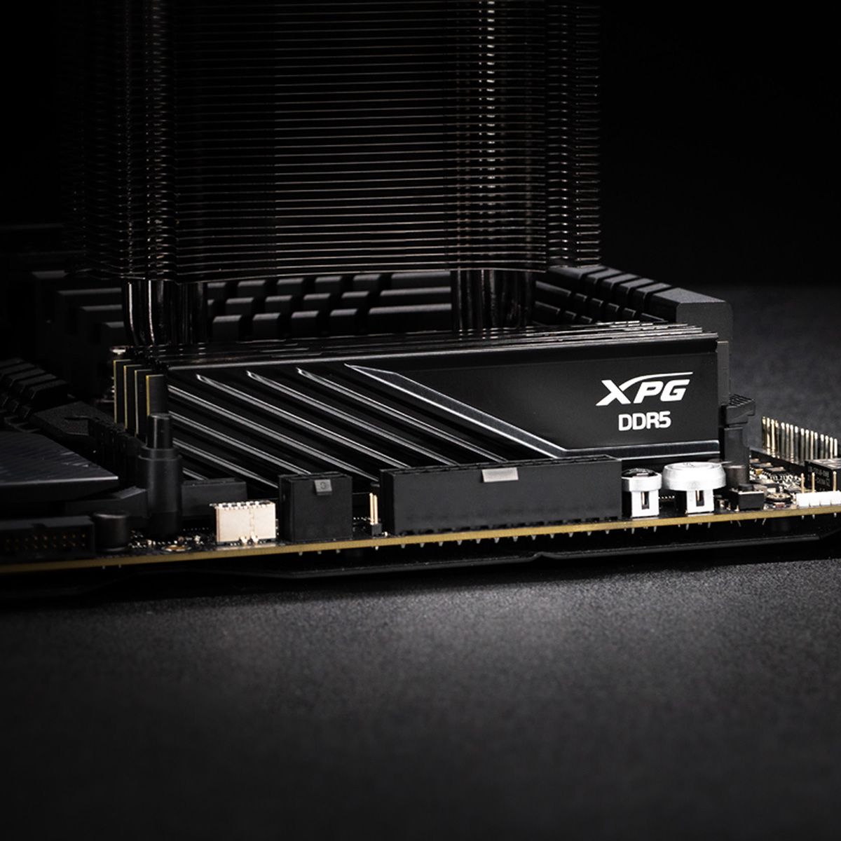 ADATA Lancer AX5U6400C3216G-DTLABBK DDR5 радиатор чёрный крупный план
