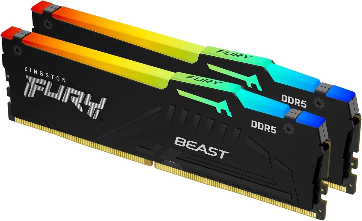 Kingston Fury Beast KF560C36BBEAK2-64 DDR5 два модуля 64 ГБ изометрический вид с RGB подсветкой и радиатором