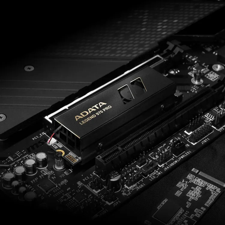 ADATA LEGEND 970 PRO 4TB установлен в слот M.2 материнской платы, вид сверху с логотипом