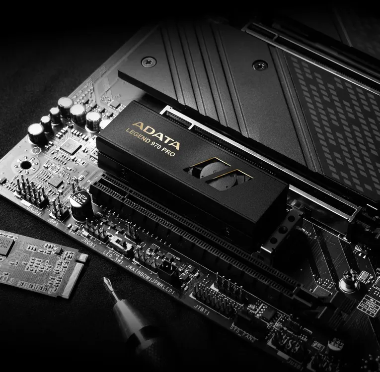 ADATA LEGEND 970 PRO 4TB в слоте M.2 материнской платы под углом — алюминиевый радиатор с вентилятором