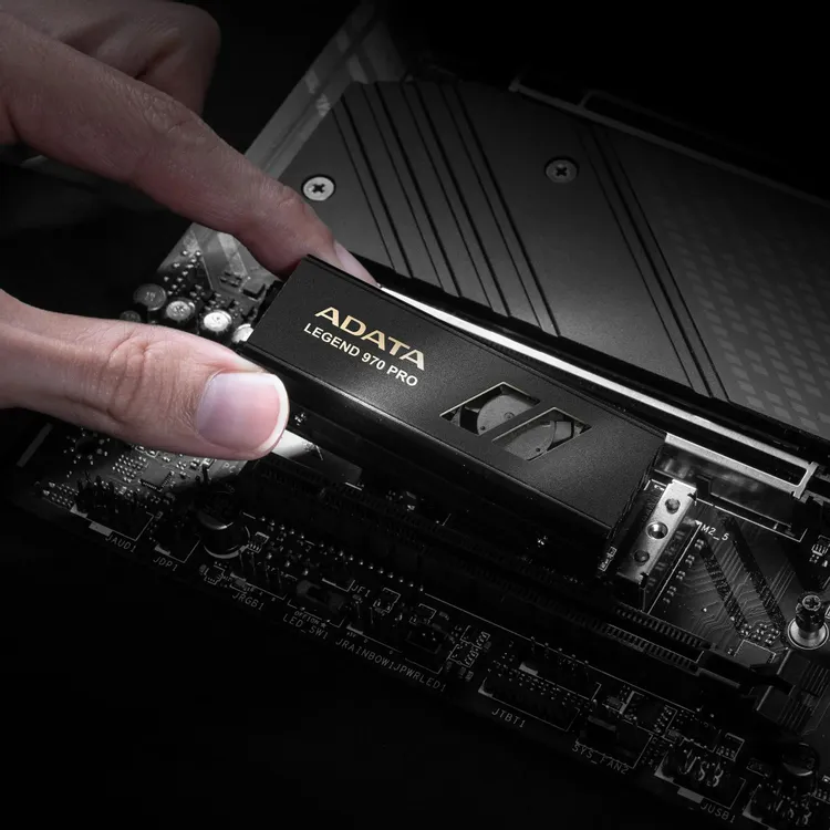 Установка ADATA LEGEND 970 PRO 4TB в M.2 слот материнской платы — процесс монтажа рукой