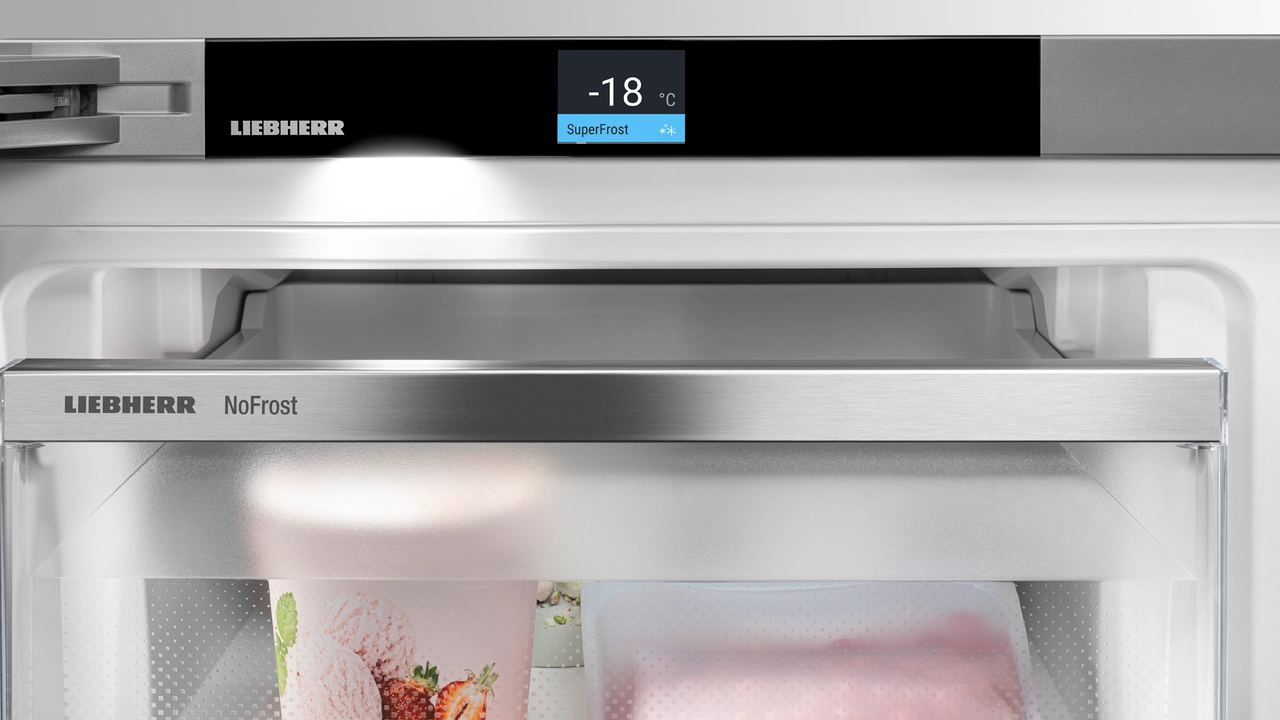 Liebherr CNsff 5703 панель управления с индикацией SuperFrost -18°C и открытая морозильная камера с продуктами